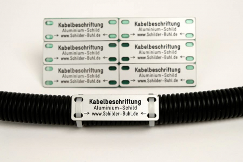 Aluschild auf Kabelschutzschlauch - Kabelbeschriftung