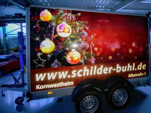 Anhänger reflektierend beklebt