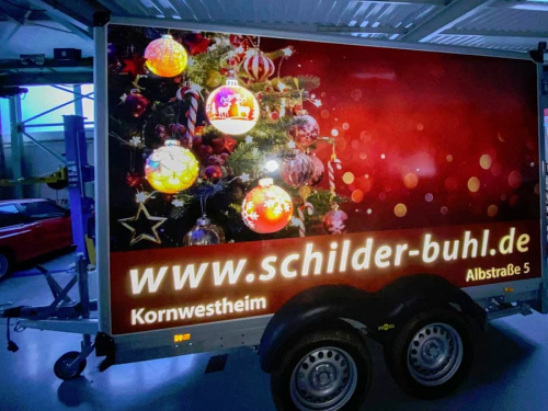 Anhänger mit Fahrzeugbeschriftung - reflektierend beklebt