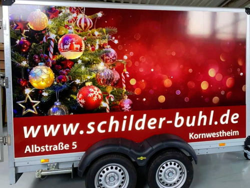 Anhänger mit reflektierender Fahrzeugbeschriftung