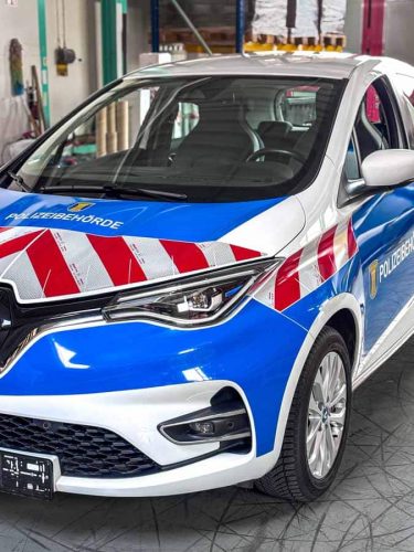 Autobeschriftung für das Ordnungsamt: Renault ZOE mit Vollfolierung und Warnmarkierung
