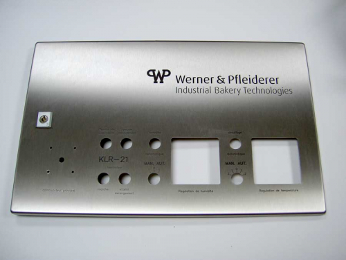 Beschriftetes Kennzeichnungsschild aus Edelstahl