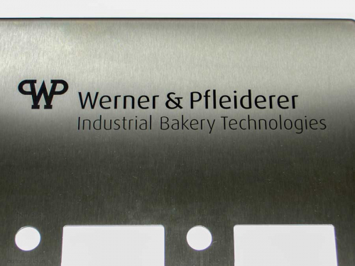 Gravierte Frontplatte aus Edelstahl