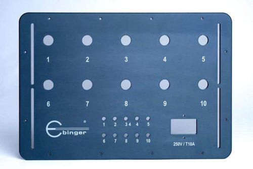 Die Kunststoff-Frontplatte ist gefräst und es erfolgt ein UV-Direktdruck in Weiß