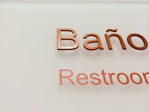 plexiglas-erhabene-buchstaben