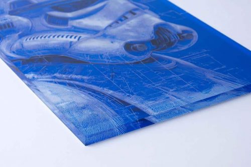 Das Plexiglasschild ist rückseitig bedruckt und mit UV-Druck versehen