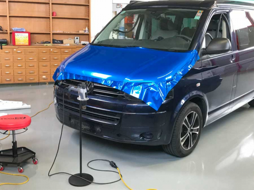 Vollfolierung einer VW Bus Motorhaube bei SCHILDER BUHL in Kornwestheim (Stuttgart)